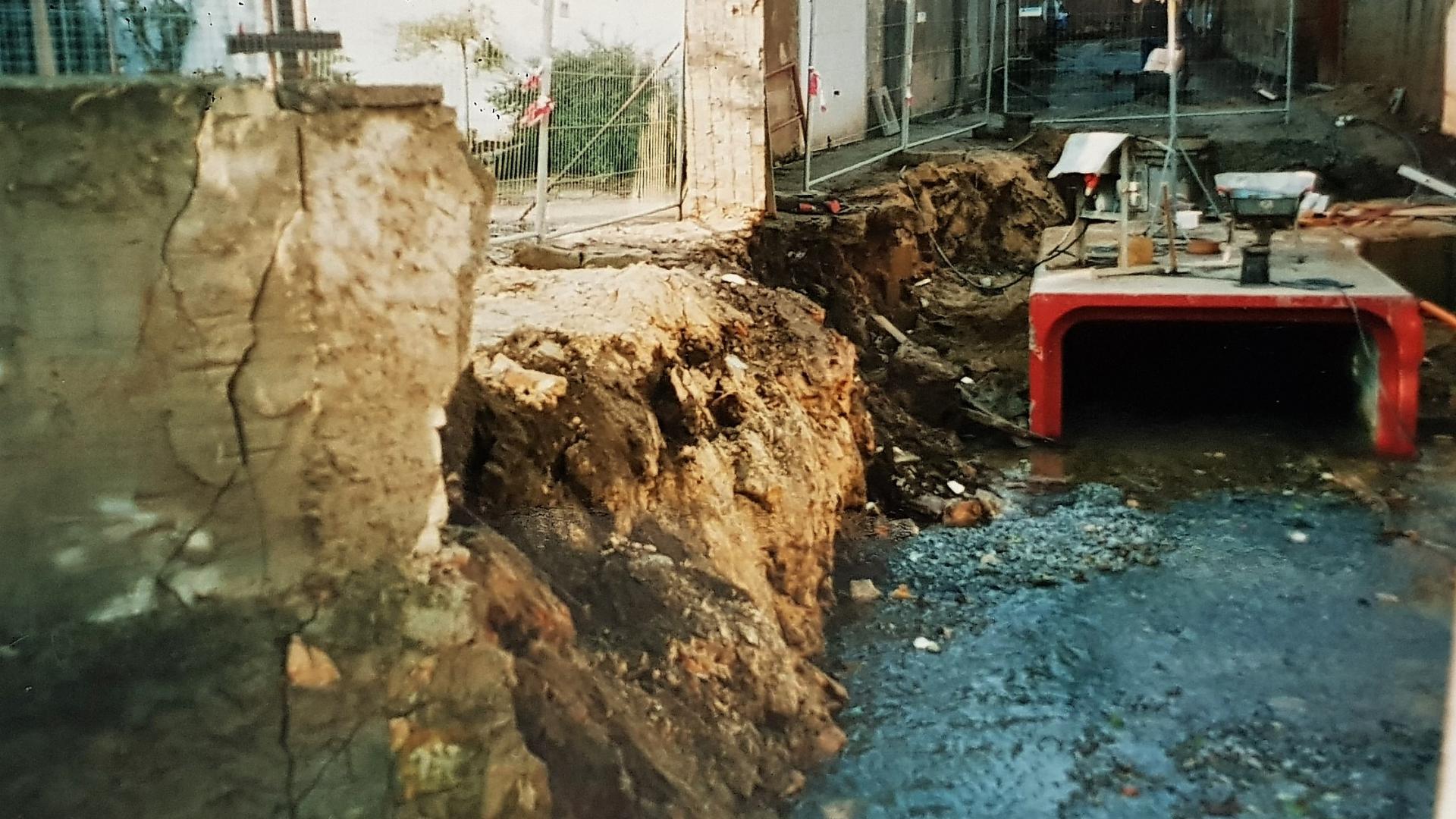 Bild : Häuschenstraße-Dezember 2002-Montage der Betonteile für den Bachdurchlauf-Hochwasser warf die Arbeiten um Tage zurück