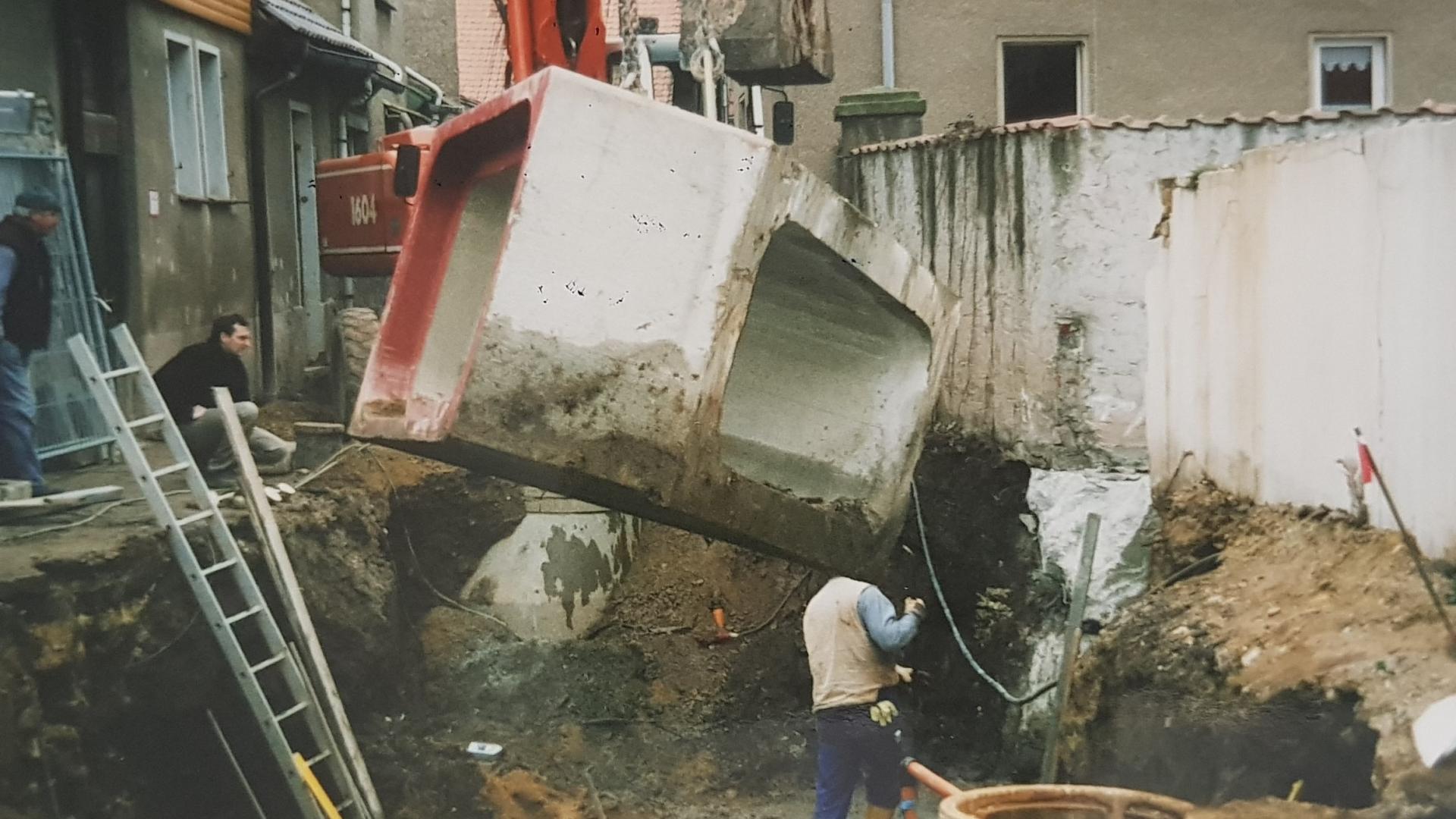 Bild : Häuschenstrasse 06 -Dezember 2002-Montage der Betonteile für den Bachdurchlauf