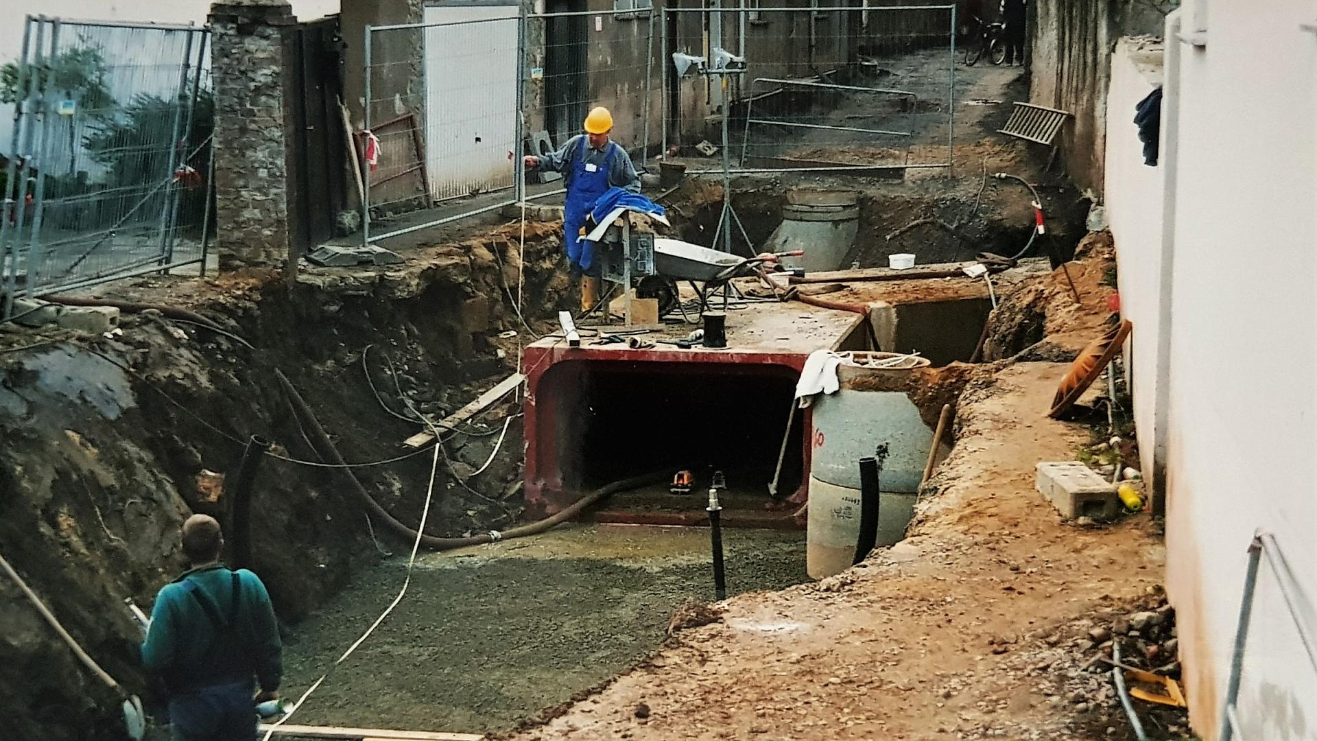 Bild : Häuschenstraße-Dezember 2002-Montage der Betonteile für den Bachdurchlauf