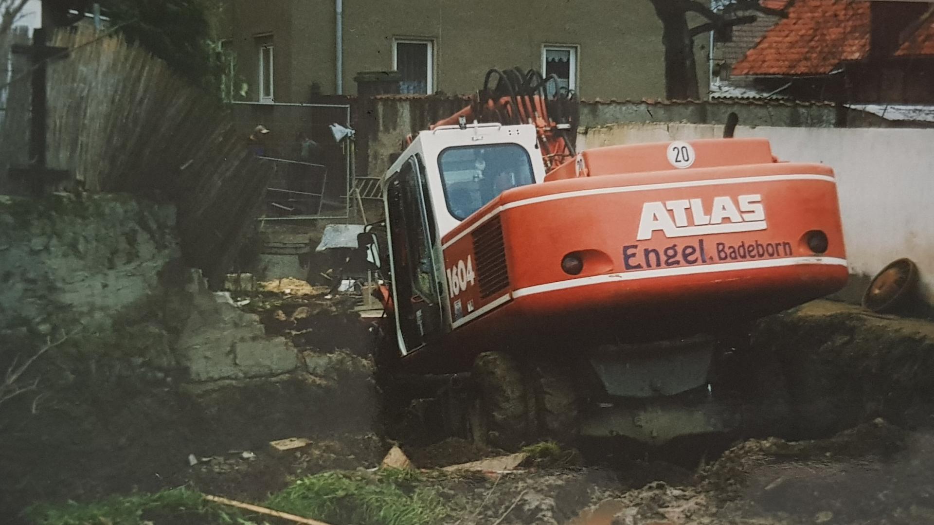 Bild : Häuschenstrasse 02 -Dezember 2002- Bagger im Bachdurchlauf