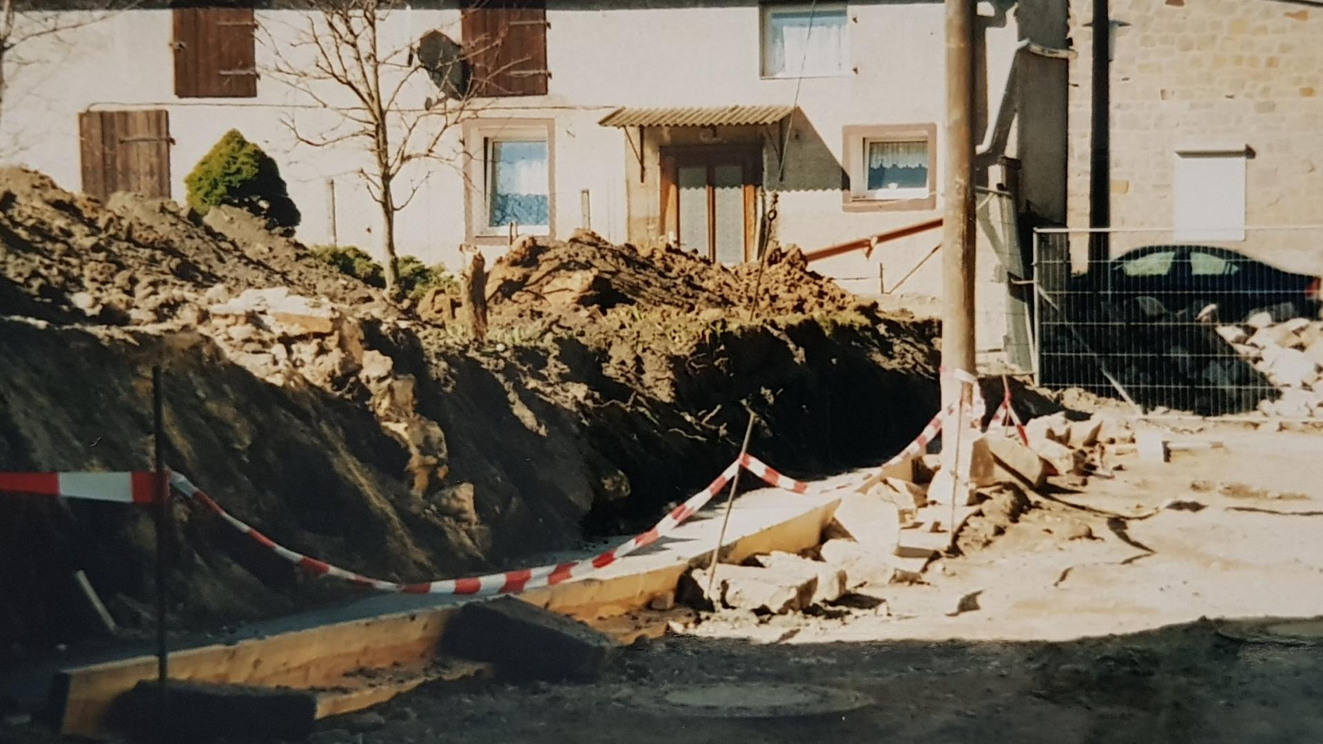 Bild : Häuschenstraße-Dezember 2002-Die eingestürtzte Mauer bei Fam Dube