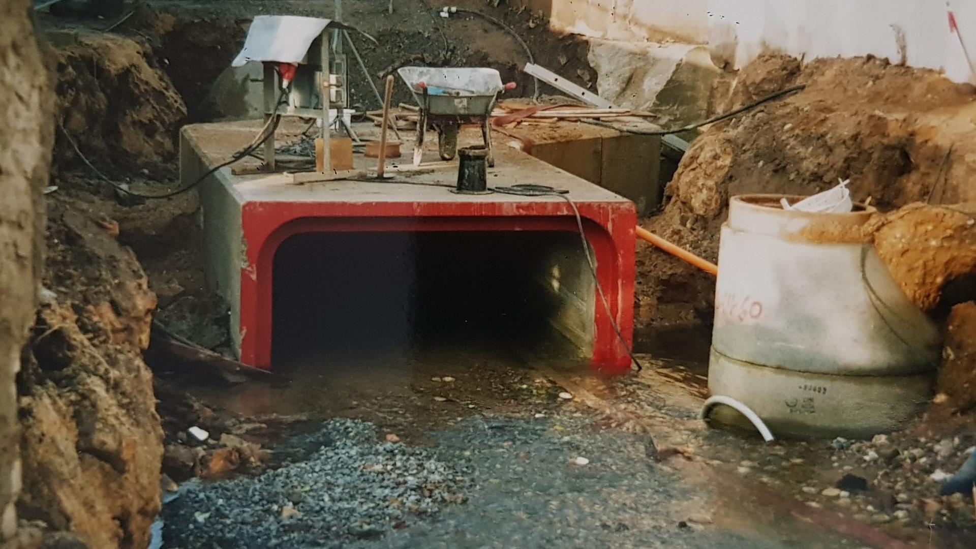Bild : Häuschenstraße -Dezember 2002-Montage der Betonteile für den Bachdurchlauf-Hochwasser warf die Arbeiten um Tage zurück