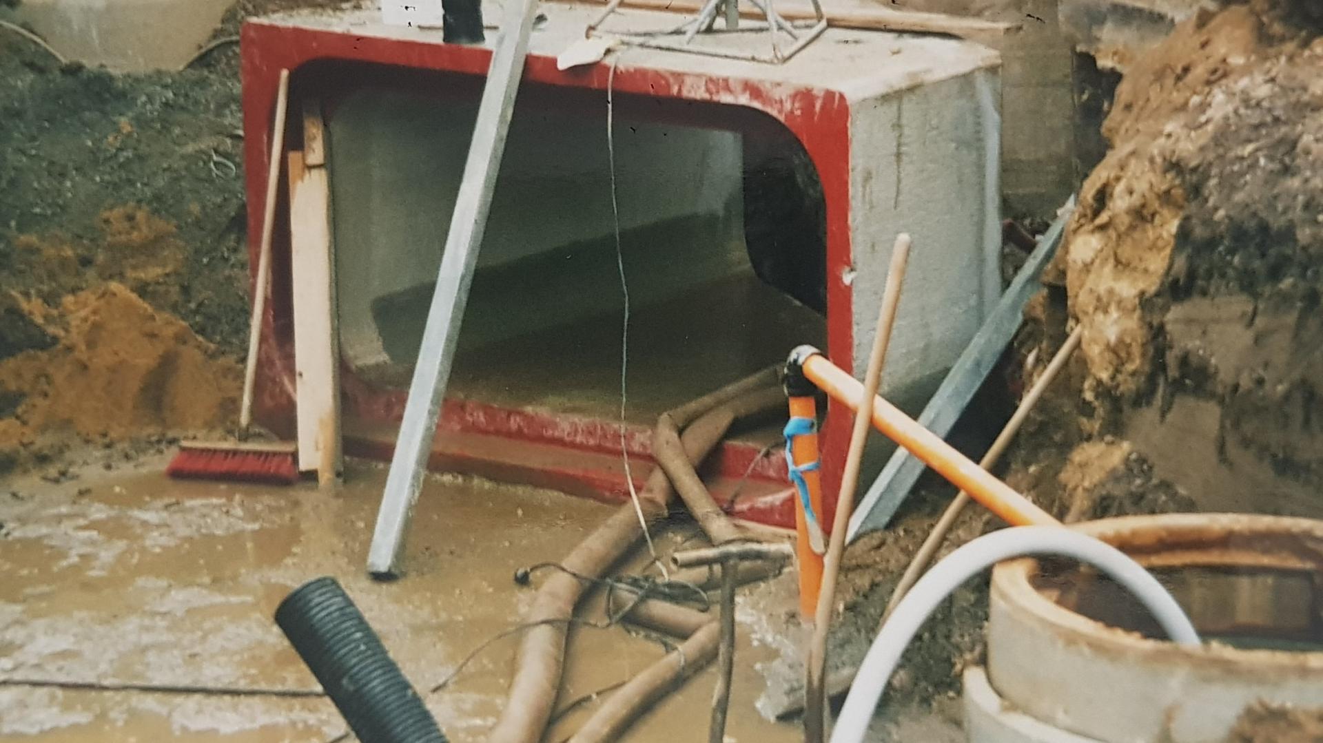 Bild : Häuschenstrasse 07 -Dezember 2002-Montage der Betonteile für den Bachdurchlauf