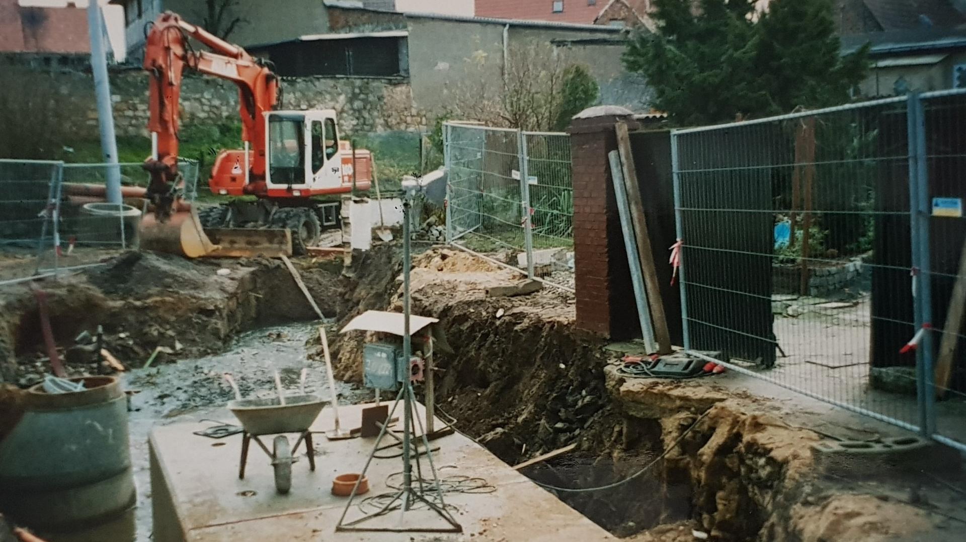 Bild : Häuschenstraße-Dezember 2002-Hochwasser brachte die Mauer vom Grundstück Helm zum Einsturz