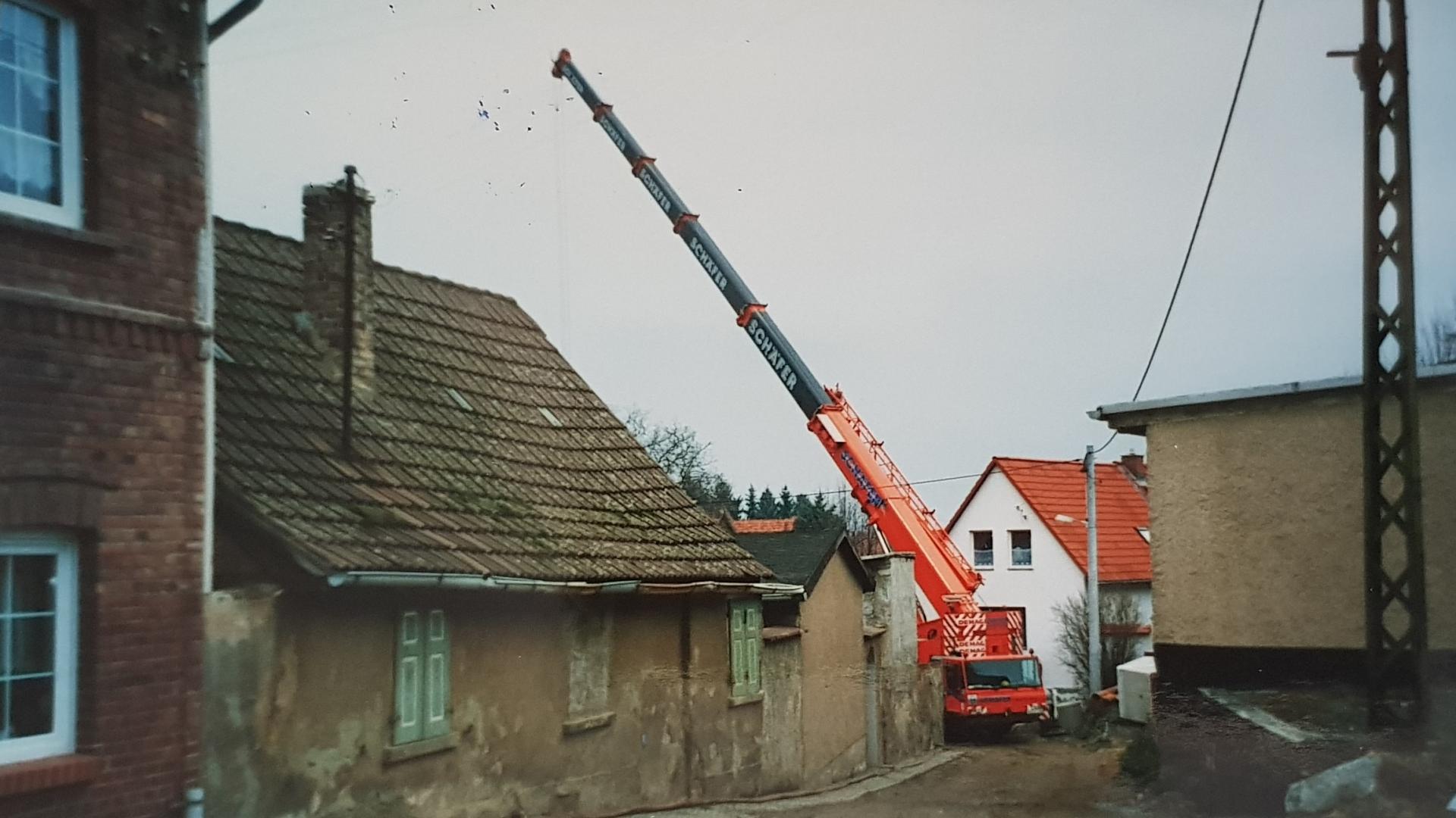 Bild : Häuschenstrasse 05 -Dezember 2002-Montage der Betonteile für den Bachdurchlauf