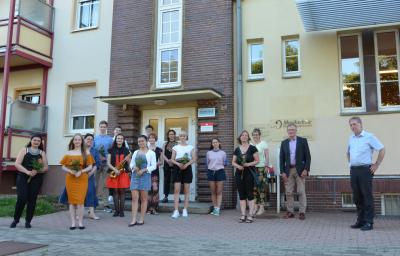 Helga Sch&uuml;ler, Leiterin des Schulverwaltungs- und Kulturamtes des Landkreises (3.v.r.), F&ouml;rdervereinsvorsitzender der Musikschule Prof. Dr. Martin Neumann (2.v.r.) und Musikschulleiter Ulrich Stein (r.) geh&ouml;rten zu den Gratulanten beim Auszeichnungskonzert der Musikschule OSL 2020 mit Pr&uuml;fungsabsolventInnen, Regionalwettbewerbspreistr&auml;gerInnen und ihren LehrerInnen. (Foto: Landkreis/Weser)  (Bild vergr&ouml;&szlig;ern)