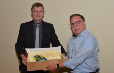 F&uuml;r das 20-j&auml;hrige Dienstjubil&auml;um als B&uuml;rgermeister der Stadt L&uuml;bbenau/Spreewald gab es von den Hauptverwaltungsbeamten eine eigens hierf&uuml;r angefertigte Torte.  (Bild vergr&ouml;&szlig;ern)