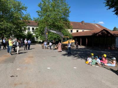 Foto des Albums: Spatenstich neuer Schulhof