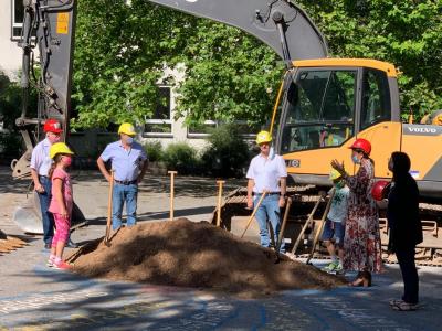 Foto des Albums: Spatenstich neuer Schulhof