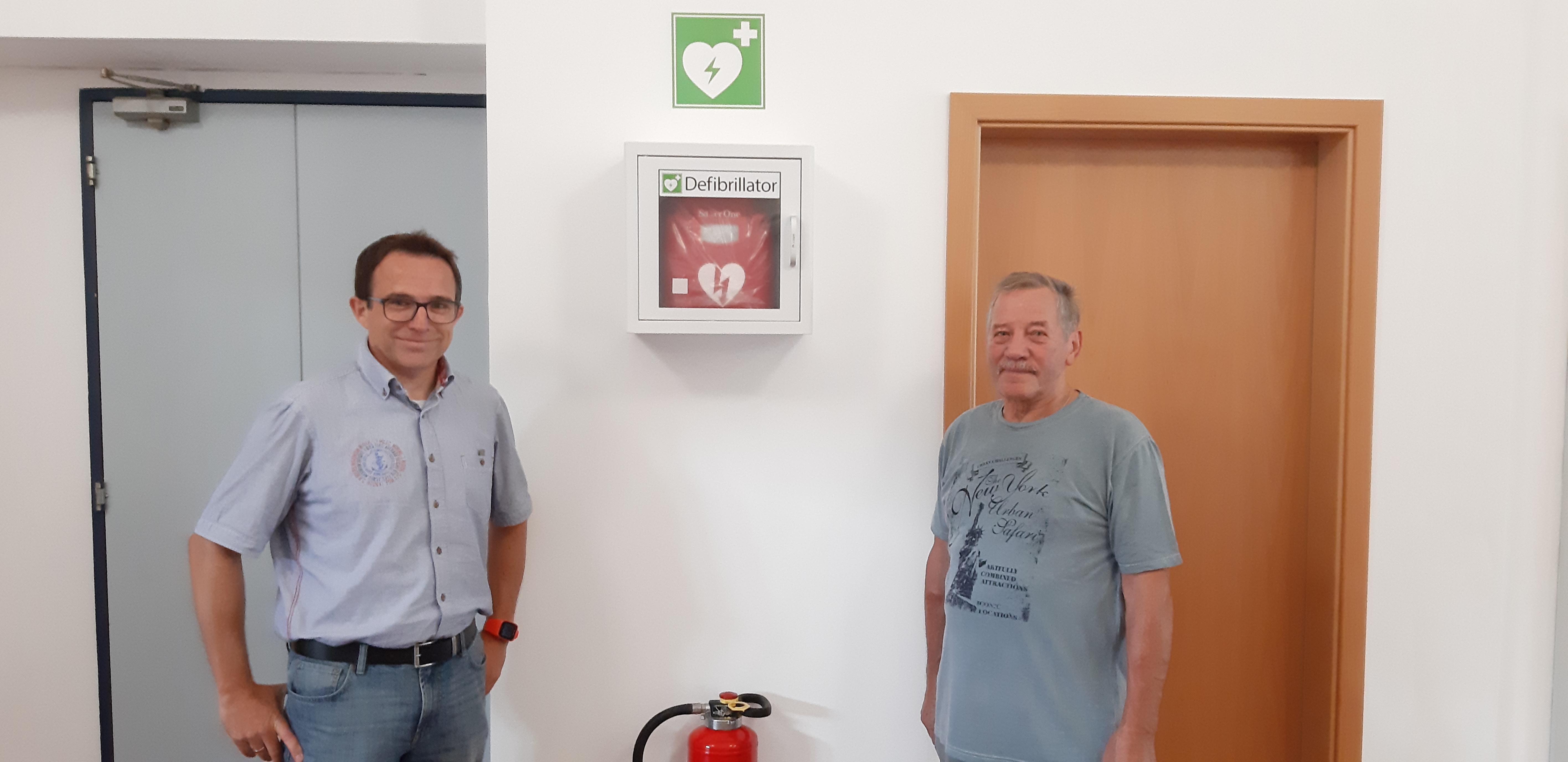 Bild: Fachbereichskoordinator Lars Obermann (li.) und Hausmeister Heinz Henze.