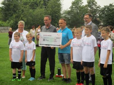 Foto des Albums: Ralf Rangnick Stiftung &  Paten Dachdeckermeister D. Hoffmann übergeben Scheck für unsere Schüler (17. 07. 2020)