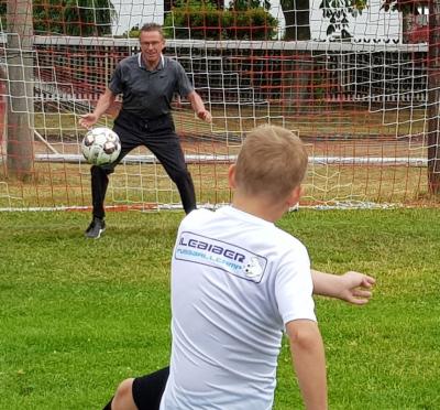 Foto des Albums: Ralf Rangnick Stiftung &  Paten Dachdeckermeister D. Hoffmann übergeben Scheck für unsere Schüler (17. 07. 2020)