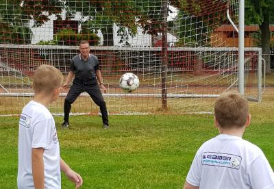 Foto des Albums: Ralf Rangnick Stiftung &  Paten Dachdeckermeister D. Hoffmann übergeben Scheck für unsere Schüler (17. 07. 2020)