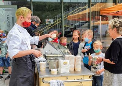 Foto des Albums: Eiswagen auf dem Schulhof (17.07.2020)