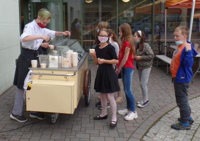 Foto des Albums: Eiswagen auf dem Schulhof (17.07.2020)