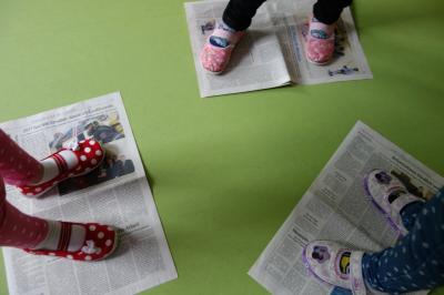 Ein lustiger Zeitungstanz  (Bild vergr&ouml;&szlig;ern)