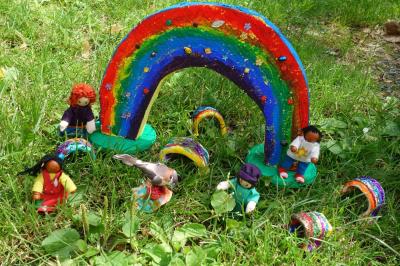 Wir Kinder unterm Regenbogen.  (Bild vergr&ouml;&szlig;ern)