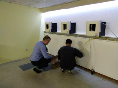 Florian verkabelt die Elektronik mit pr&auml;sidialer Hilfe  (Bild vergr&ouml;&szlig;ern)