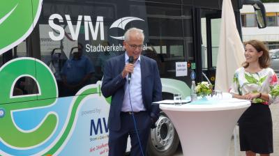 Auf Maintals Stra&szlig;en ist der erste Elektrobus unterwegs. Die offizielle Vorstellung erfolgte am Dienstag, 28.07., mit Hessens Wirtschaftsminister Tarek Al-Wazir.  (Bild vergr&ouml;&szlig;ern)