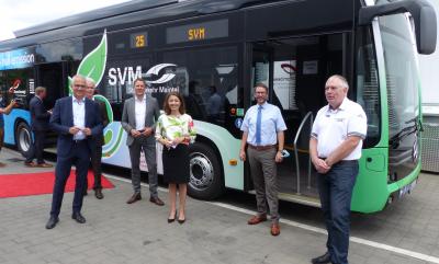 Zu seiner Jungfernfahrt startete der erste Maintaler E-Bus unter anderem mit Staatsminister Tarek Al-Wazir, SVM-Betriebsleiter Werner Zang, dem Landtagsabgeordneten Christoph Degen, B&uuml;rgermeisterin Monika B&ouml;ttcher, Landrat Thorsten Stolz sowie Stadtverordnetenvorsteher Karl-Heinz Kaiser (von links nach rechts).   (Bild vergr&ouml;&szlig;ern)