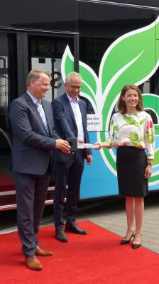 Schl&uuml;ssel&uuml;bergabe f&uuml;r den ersten Maintaler E-Bus durch Staatsminister Tarek Al-Wazir und Ulrich Piotrowski, Vertriebsleiter Mercedes Benz Omnibusse  (Bild vergr&ouml;&szlig;ern)