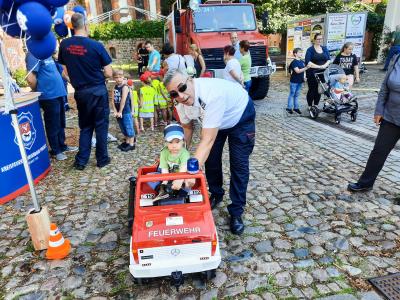 Der Pritzwalker Ortswehrf&uuml;hrer Adrian Zechser k&uuml;mmerte sich ebenfalls um die Kleinen. Foto: Halldor Lugowski  (Bild vergr&ouml;&szlig;ern)