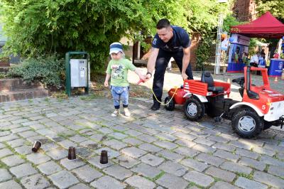 Die Kleinsten &uuml;bten sich an der Spritze. Foto: Beate Mundt  (Bild vergr&ouml;&szlig;ern)