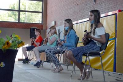 Sechstkl&auml;ssler spielen "La Cucaracha" auf der Ukulele. 