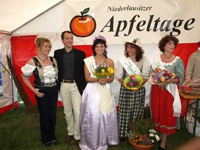 Foto des Albums: 14. Niederlausitzer Apfeltag und Krönung der neuen Äppelmoid 2008 - 2010 in Döllingen (28. 09. 2008)