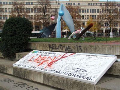 Foto des Albums: Abstrakte Kunst auf dem Platz der Einheit? (15.10.2008)