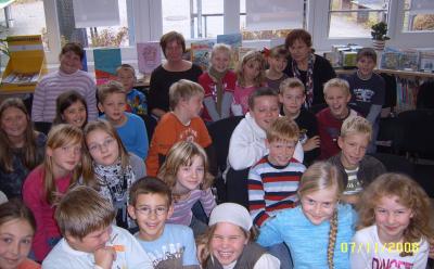 Foto des Albums: Autorin Simone Trieder und die 4. Klasse der Grundschule Zielitz (07. 11. 2008)