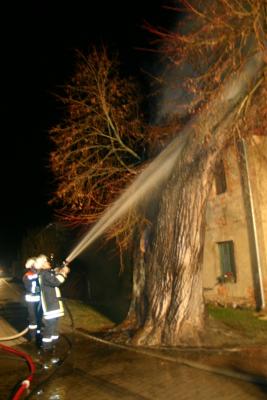 Bild: 31.12.08 Brand der Linde am Pfarrhaus