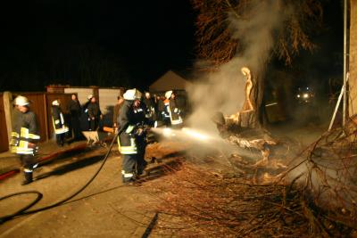 Bild: 31.12.08 Brand der Linde am Pfarrhaus