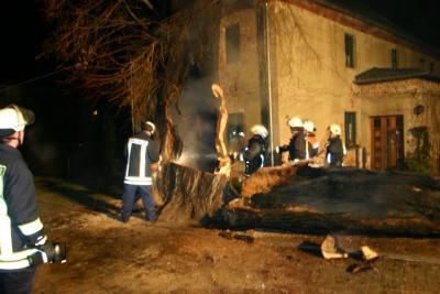 Bild: 31.12.08 Brand der Linde am Pfarrhaus