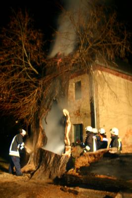 Bild: 31.12.08 Brand der Linde am Pfarrhaus