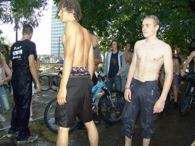 Foto des Albums: Lake Jumping: Biker, Skater und Zuschauer (07.08.2004)