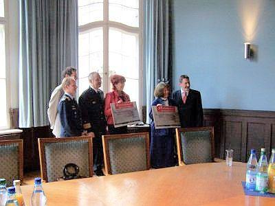 Foto des Albums: Oberbürgermeister Jan Jakobs übergibt Scheck von Benefizkonzert (14.05.2009)