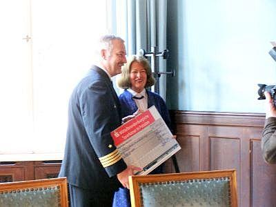 Foto des Albums: Oberbürgermeister Jan Jakobs übergibt Scheck von Benefizkonzert (14.05.2009)