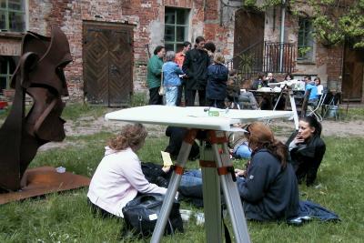 Foto des Albums: 70 Studenten vermessen die Burg in Goldbeck (19.05.2009)