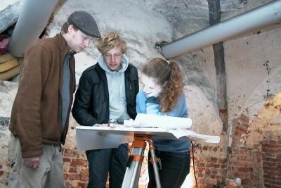 Foto des Albums: 70 Studenten vermessen die Burg in Goldbeck (19.05.2009)
