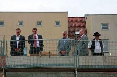 Foto des Albums: Richtfest des Funktionsgebäudes für den Jugendclub OffLine mit Oberbürgermeister Jann Jakobs (18.06.2009)