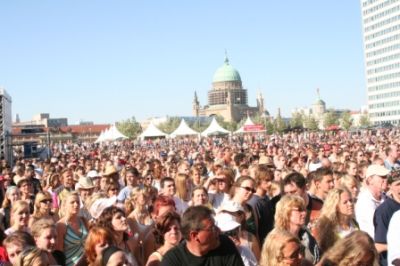 Foto des Albums: Stadtwerkefest im Lustgarten - die Bühne Teil 1 (02.07.2006)