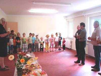 Die Kinder bedanken sich bei allen Akteuren mit einem Bl&uuml;mchen 