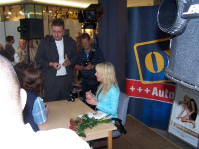 Foto des Albums: Autogrammstunde ''Rosanna Rocci'' in den Bahnhofspassagen (03.08.2009)