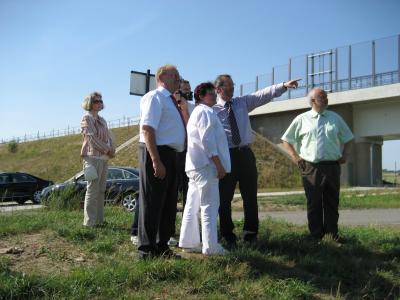 Bild: Besichtigung der neuen Brücke