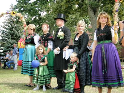 Foto des Albums: Einweihung der Postmeilensäule in Illmersdorf mit gleichzeitigem Dorffest (12.09.2009)