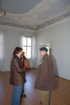 Vorschaubild: Petra Schmidt-Lerzer führt durch die Räume im OG