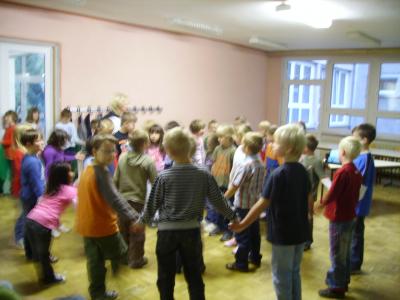Bild: Singen und Tanzen macht Spaß! Die Klassen 1a und 1b