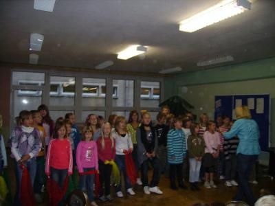 Bild: Die 4. Klassen singen gemeinsam