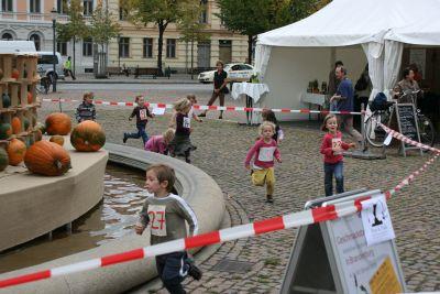 Foto des Albums: Spendenlauf der Kita St. Peter und Paul auf dem Luisenplatz (07.10.2009)